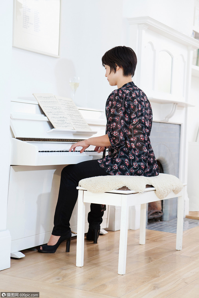 在家弹钢琴的女人坐外国人像