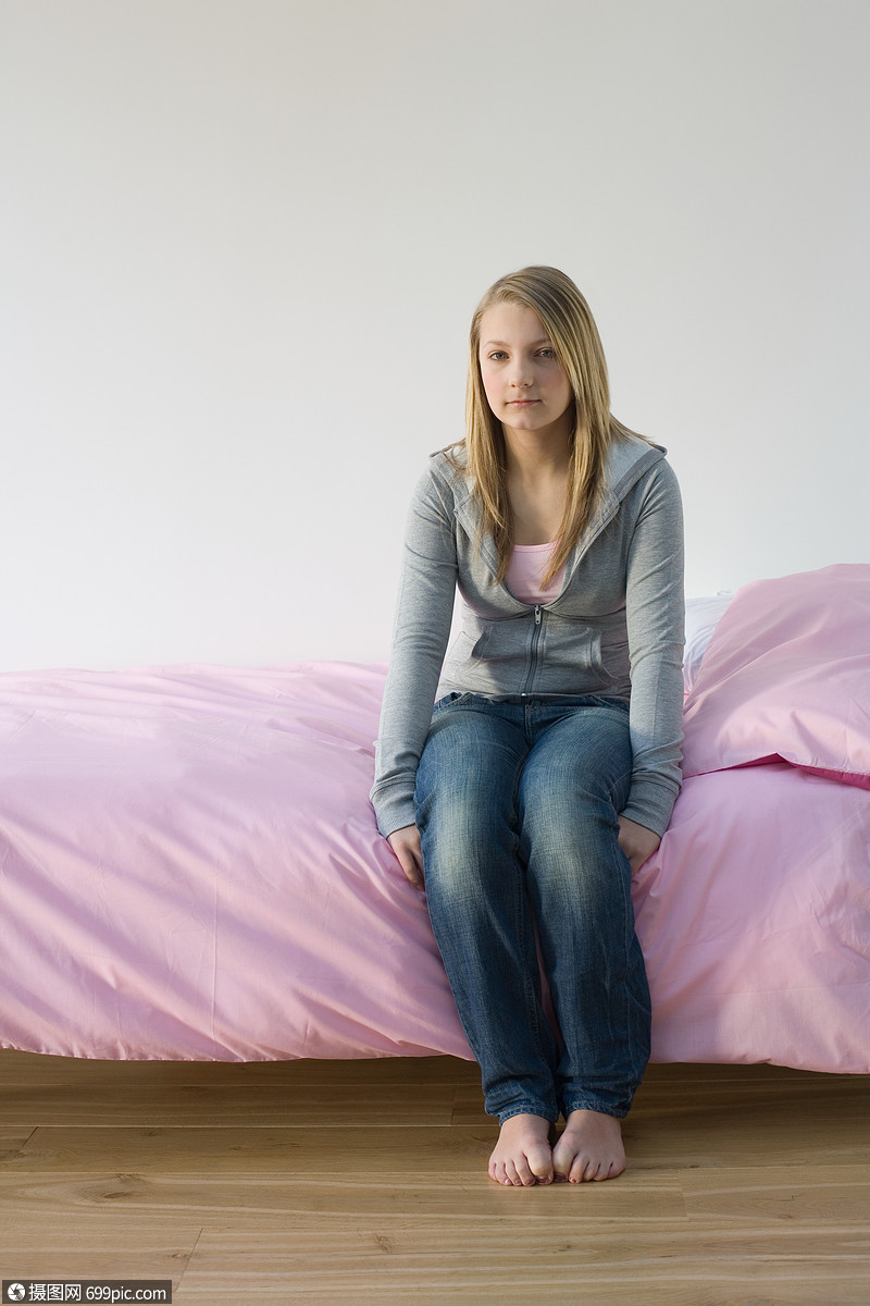 少女坐在床上