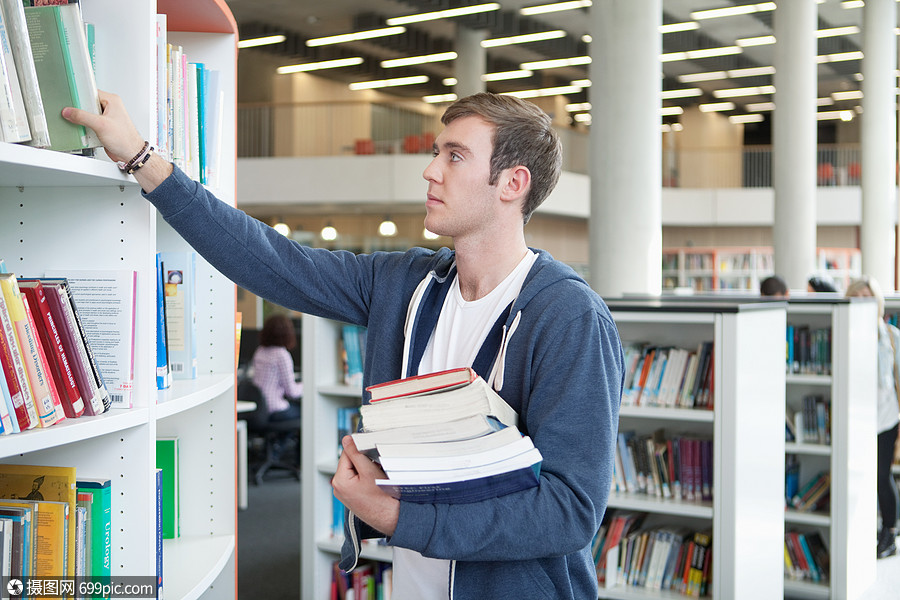 大学生在图书馆选书休闲装外国