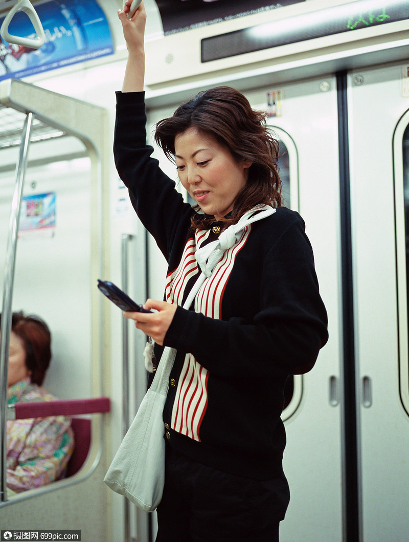 看短信的上班族