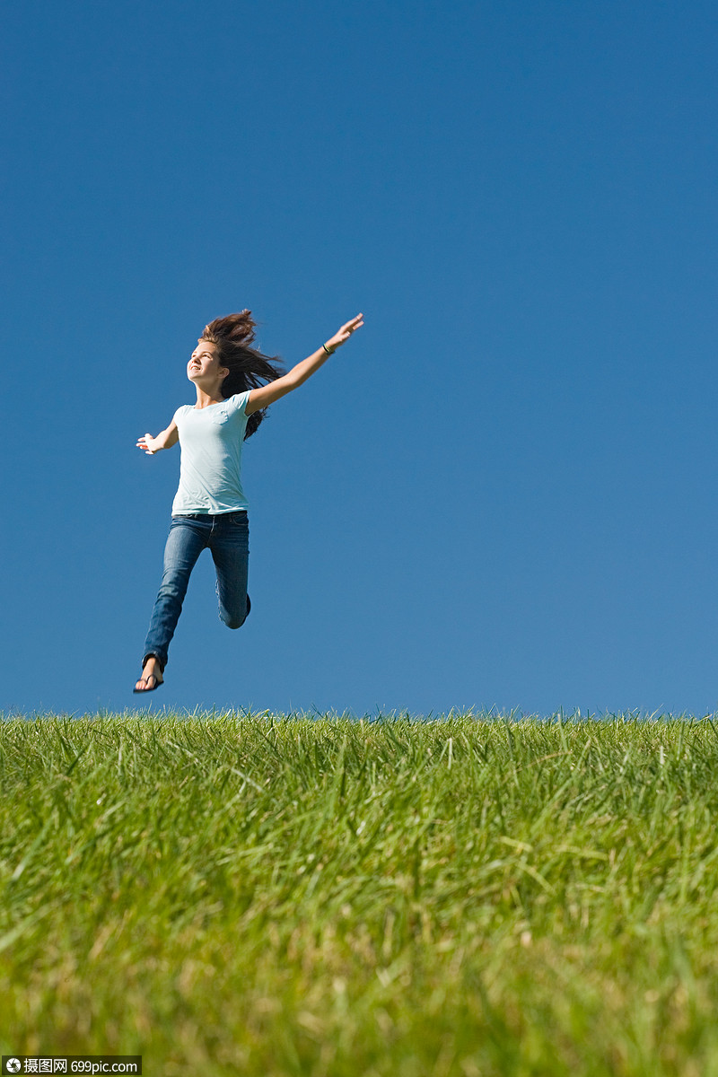 女孩在田里跳跃