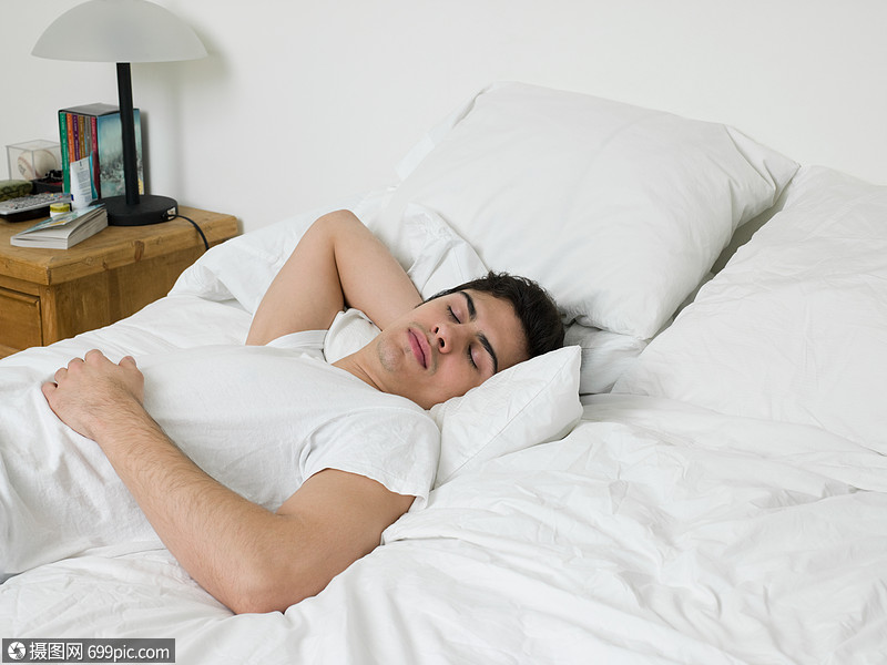 睡在床上的男人一个人睡觉