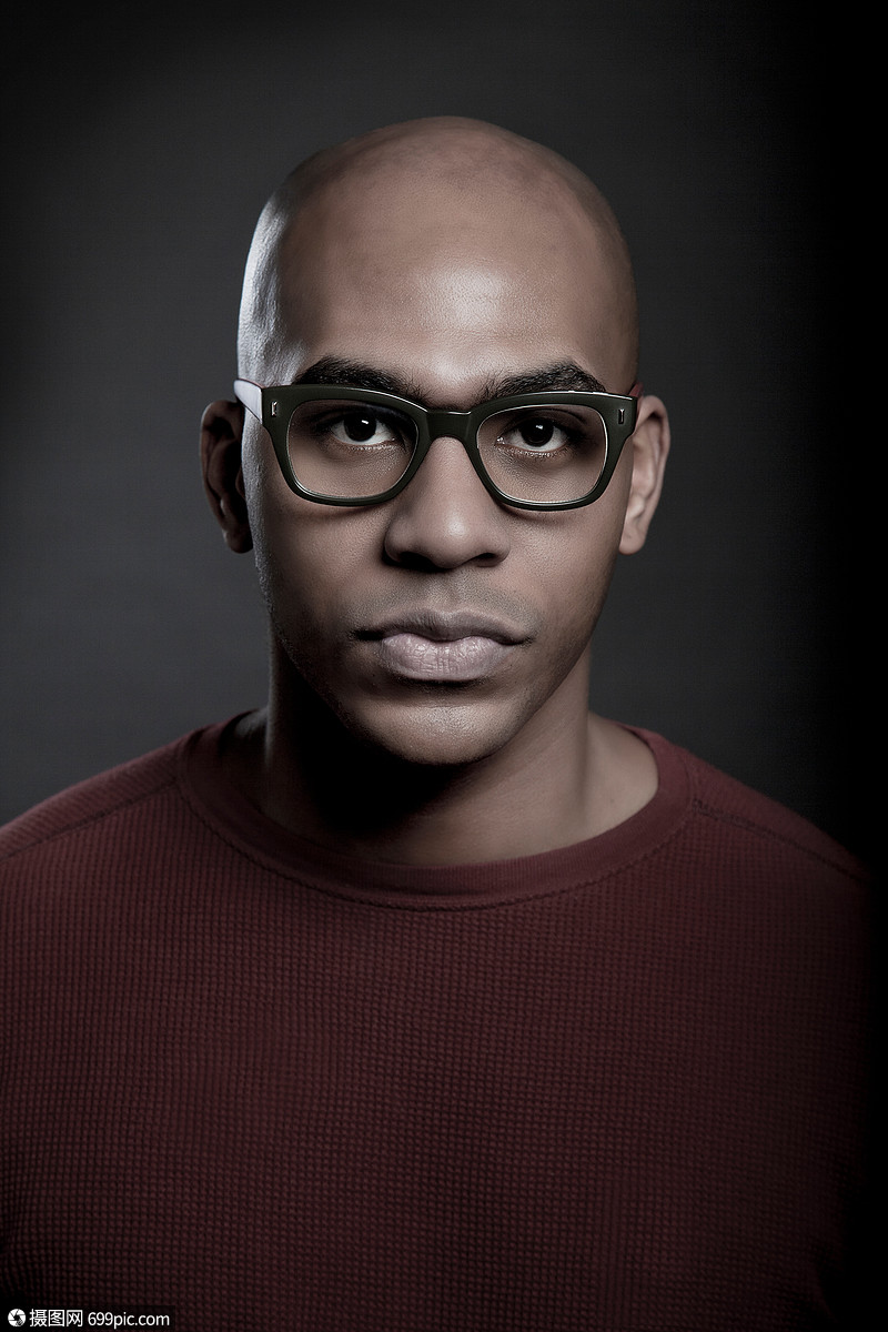 戴眼镜的男人的肖像