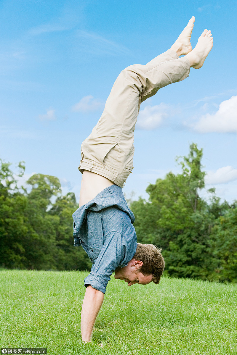 男人倒立