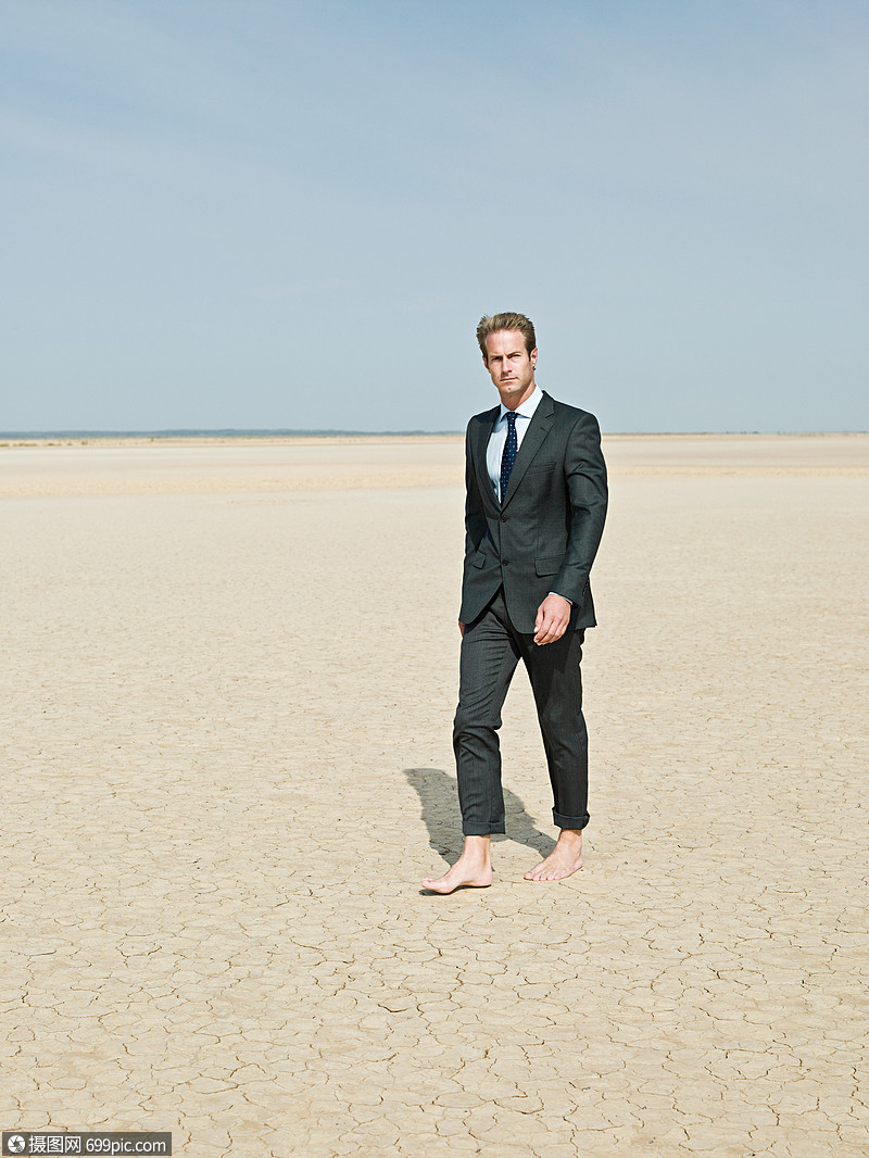 商人赤脚在沙漠中行走