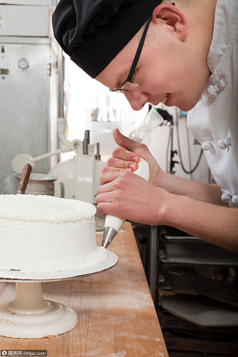男厨师在做蛋糕白种人年轻人