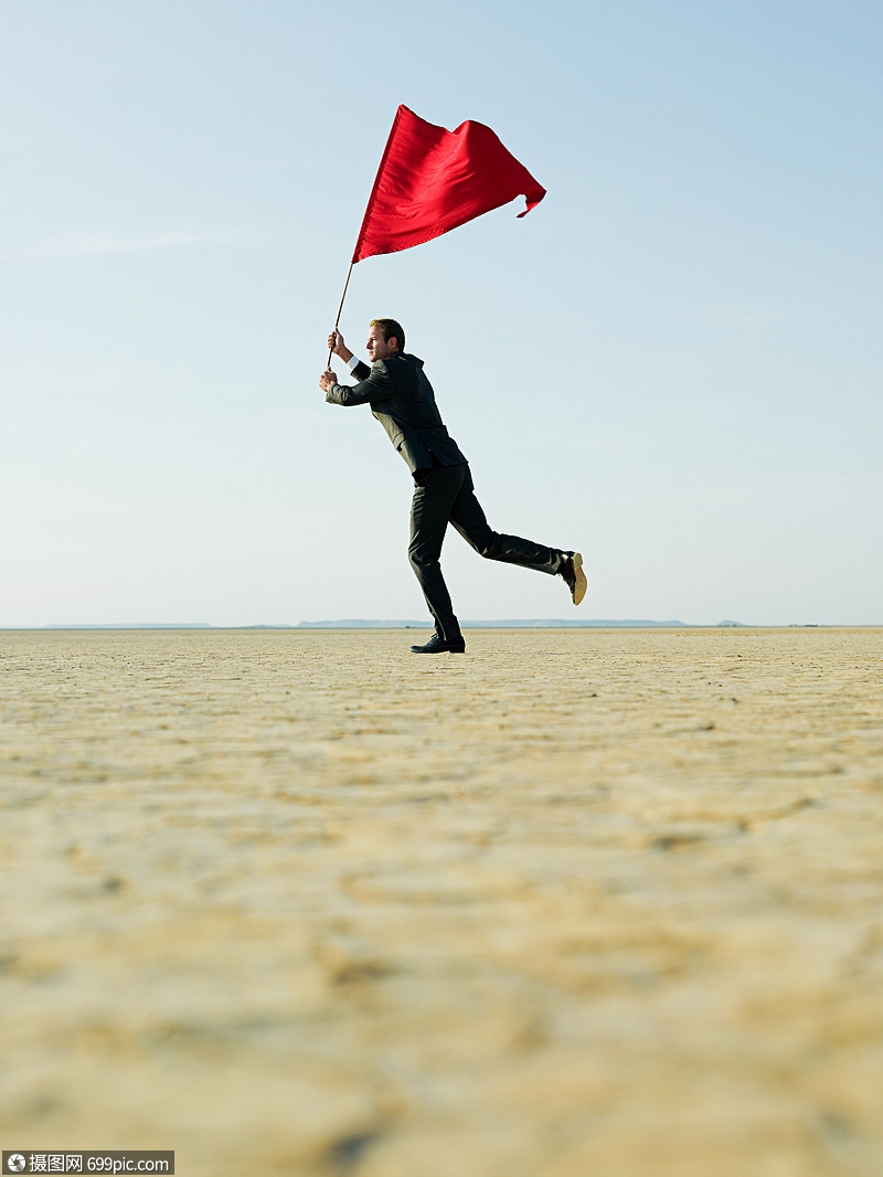 商人挥舞着红旗沙漠旗帜