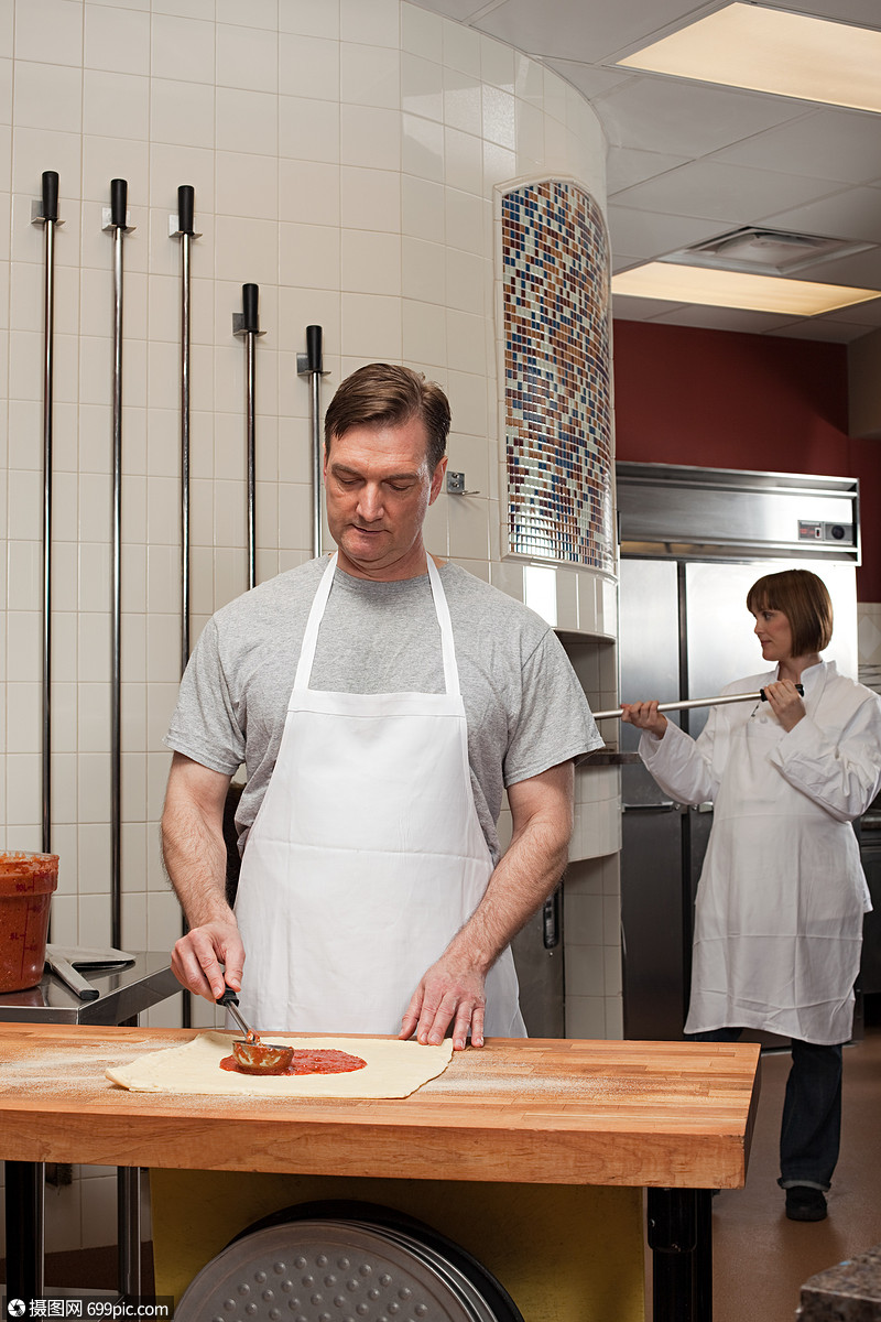 厨师在商业厨房准备食物