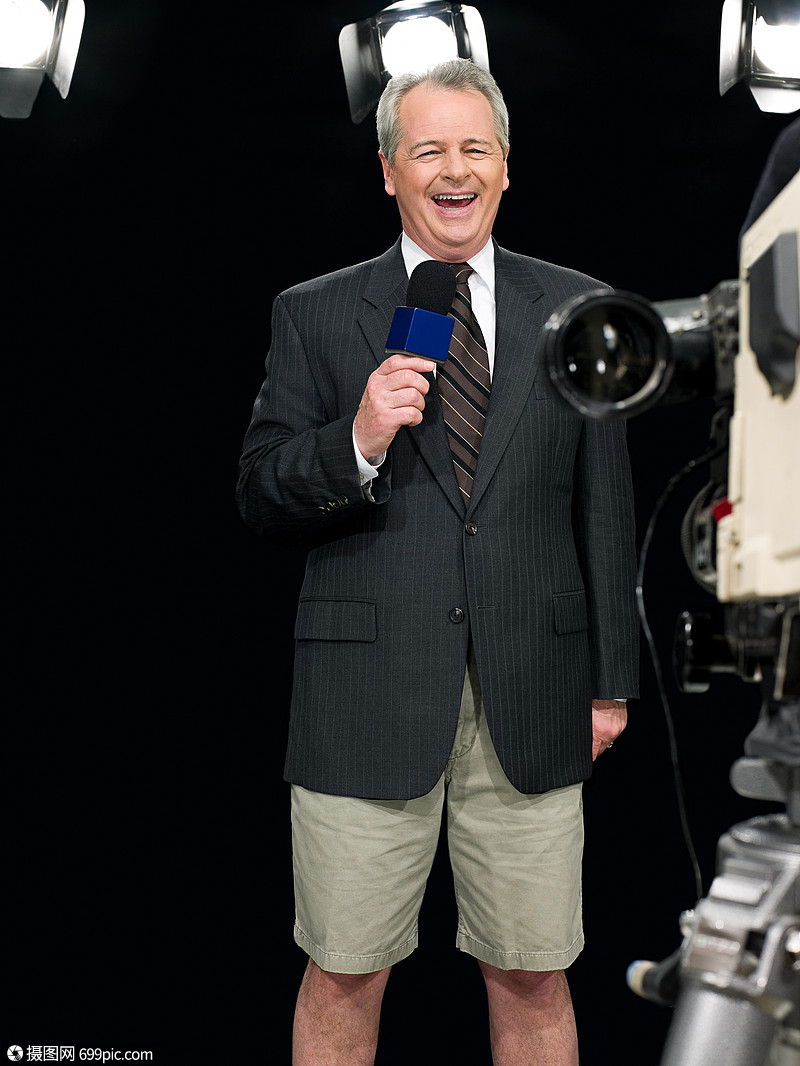 穿短裤的新闻主持人