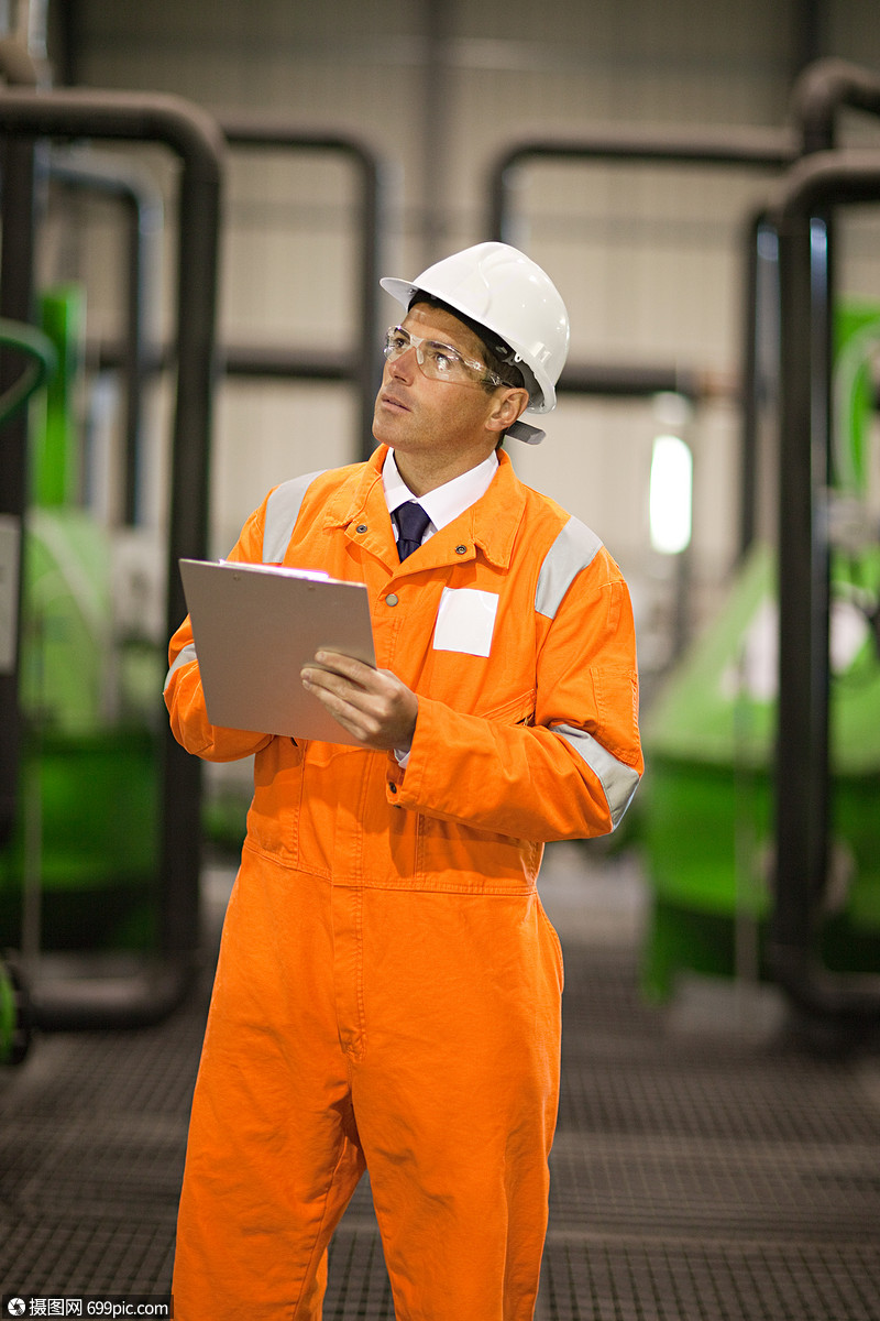 带剪贴板的工厂工程师