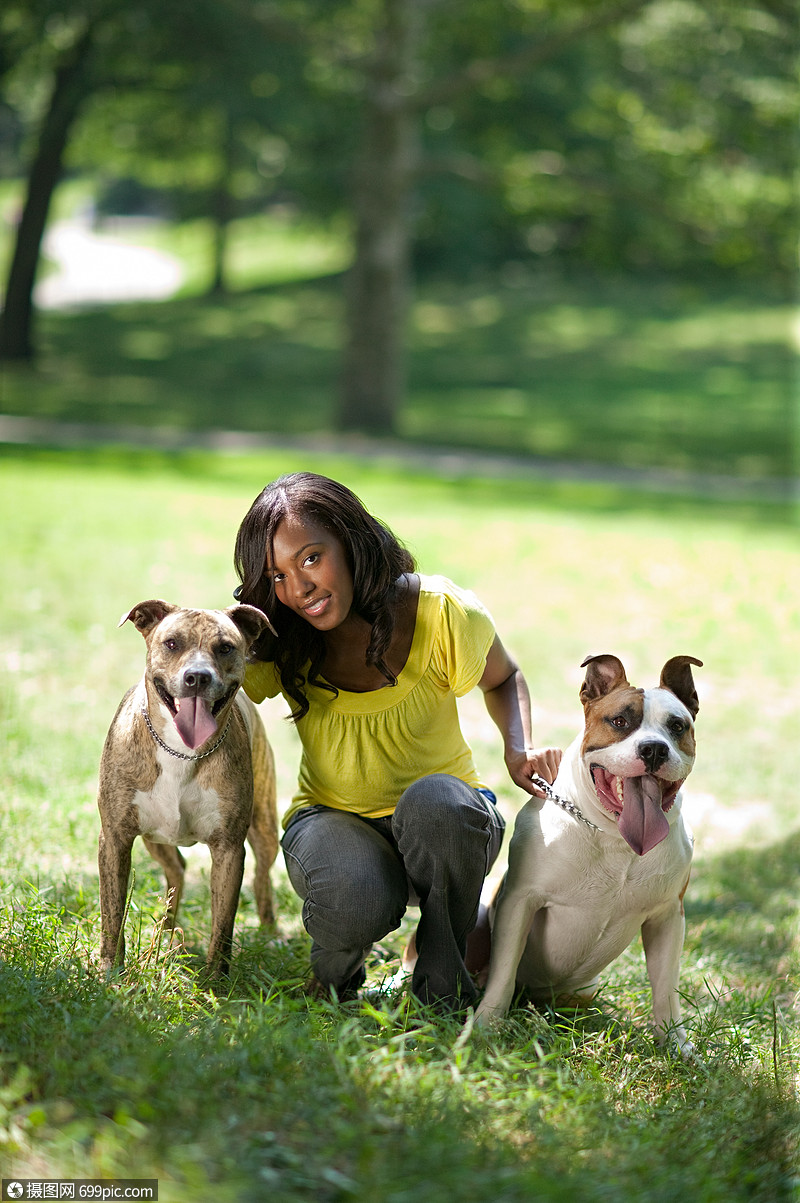 带着两只宠物狗的女人