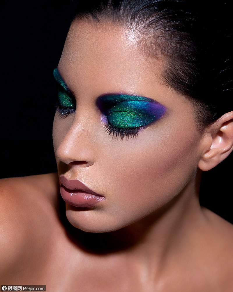 浓妆的年轻女子