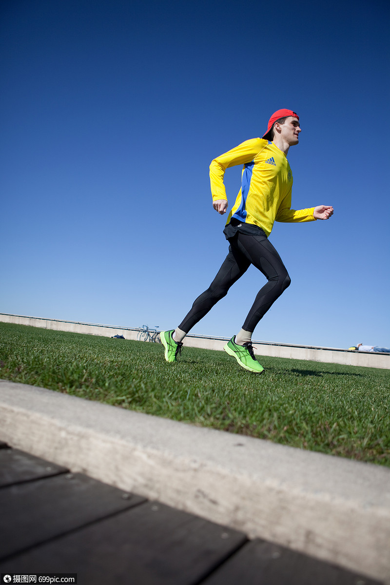 在草地边跑步的人