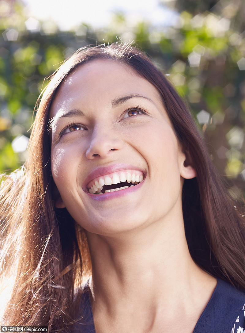 年轻女子笑