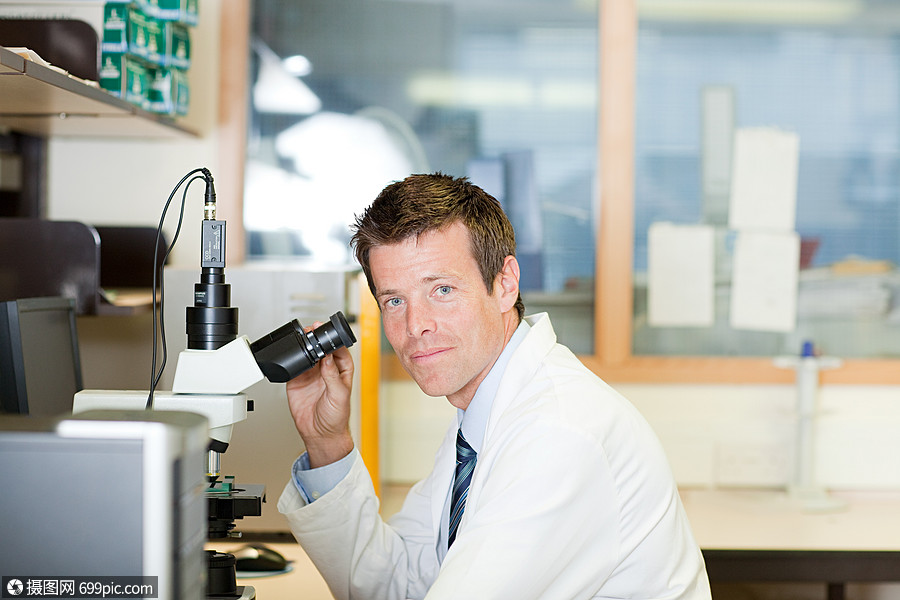 带显微镜的医生