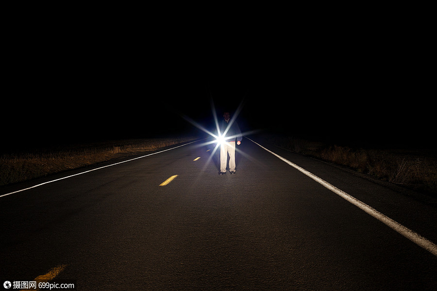 带着手电筒走在空荡荡的路上的男人夜只有一个人