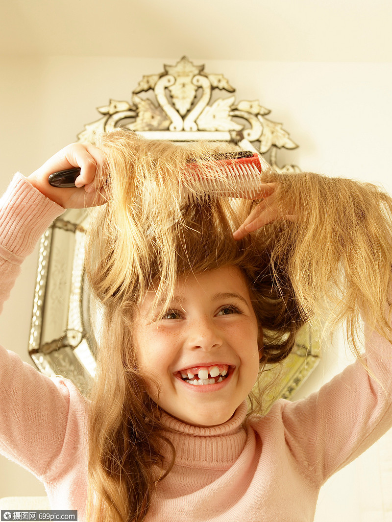 梳头发的女孩一个人玩