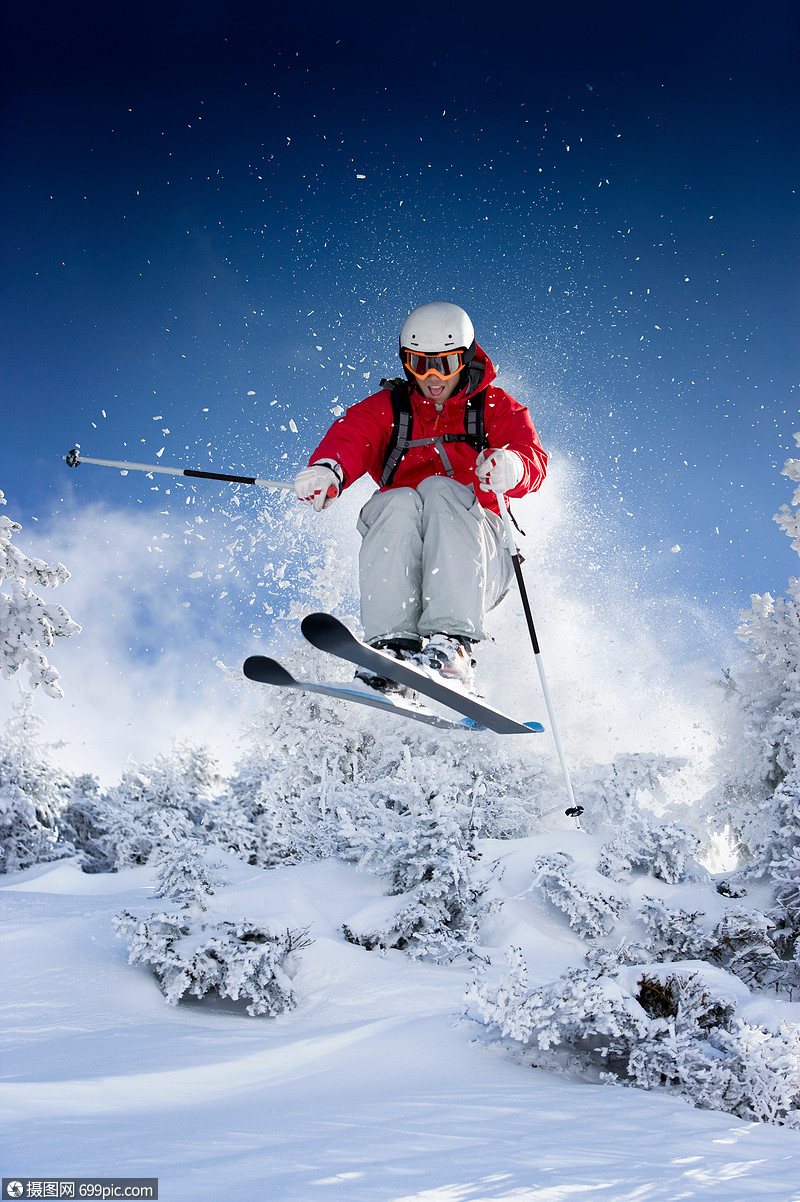 滑雪者朝摄像机跳去20至24岁自由
