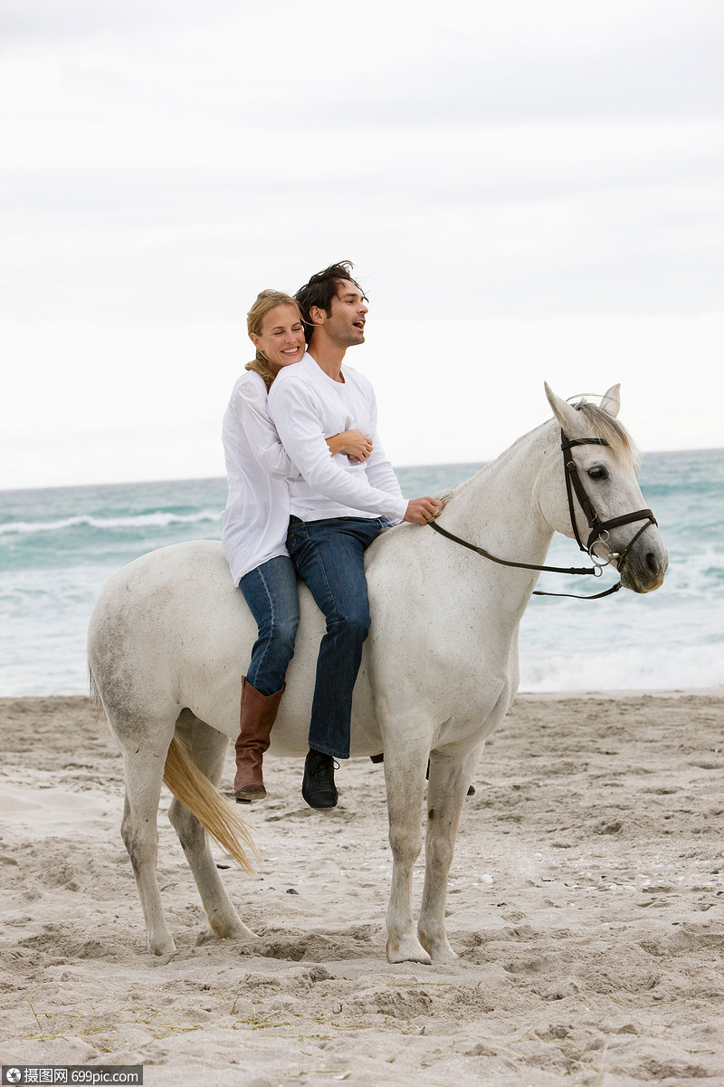 和马在沙滩上的情侣