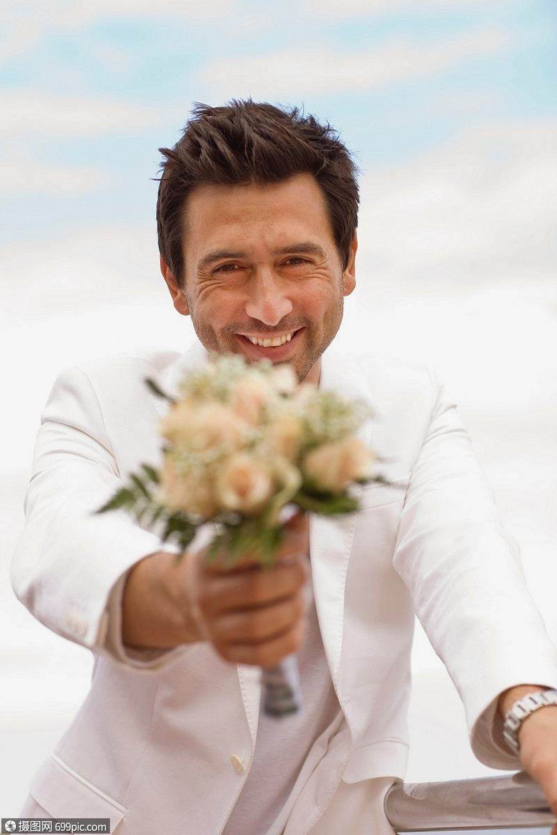 等待新娘的男人新郎热情