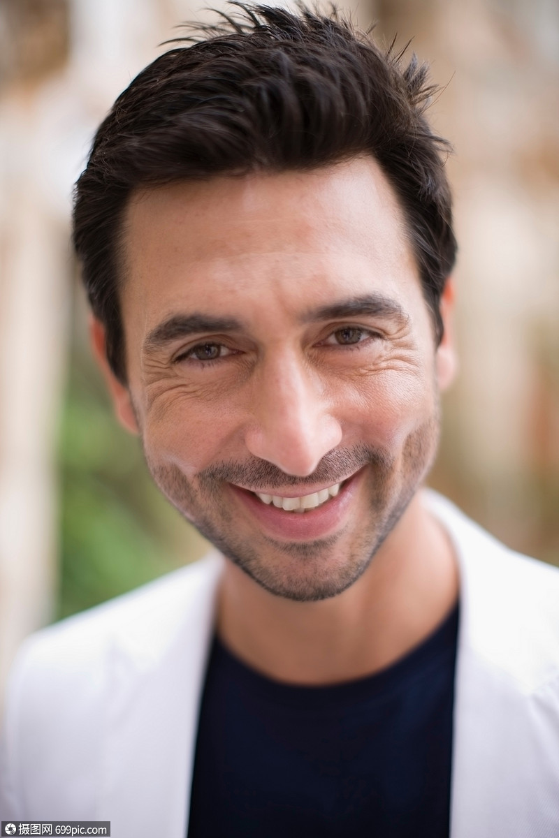微笑的男人一个人外国人