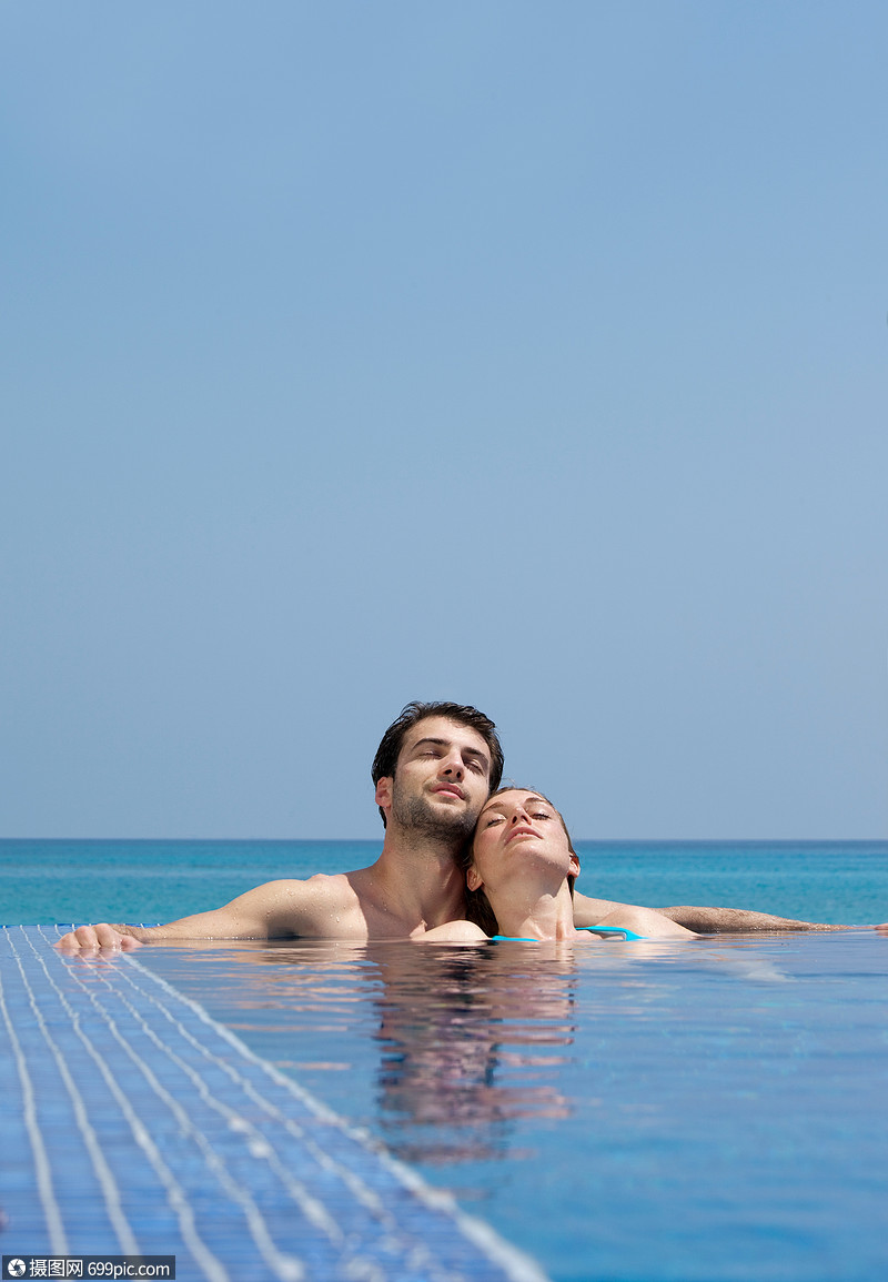 游泳池里放松的情侣