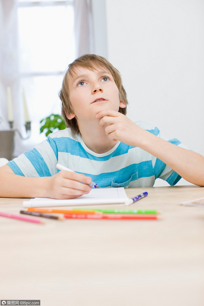 做作业的男孩
