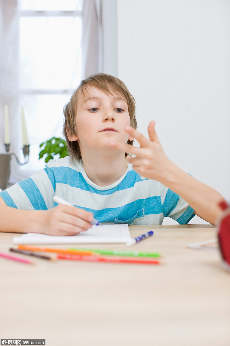 做作业的男孩努力一个人