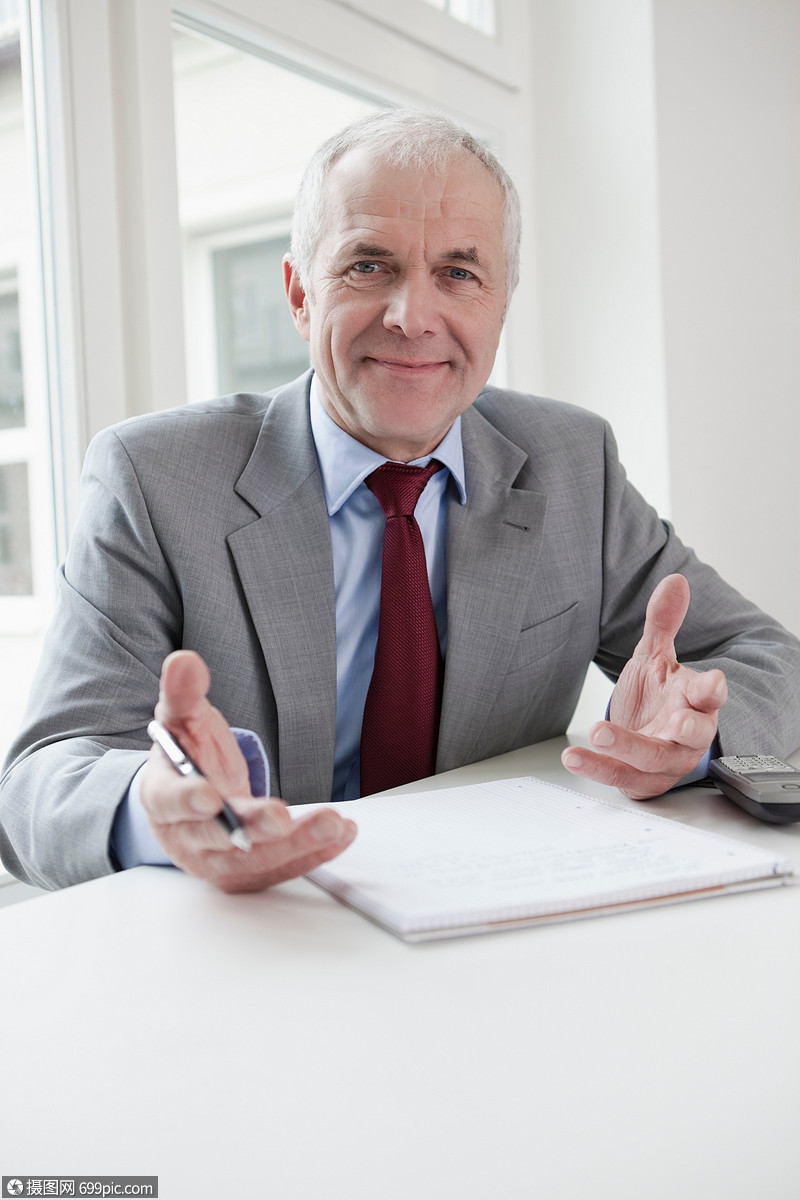 看摄像机的老人微笑外国人