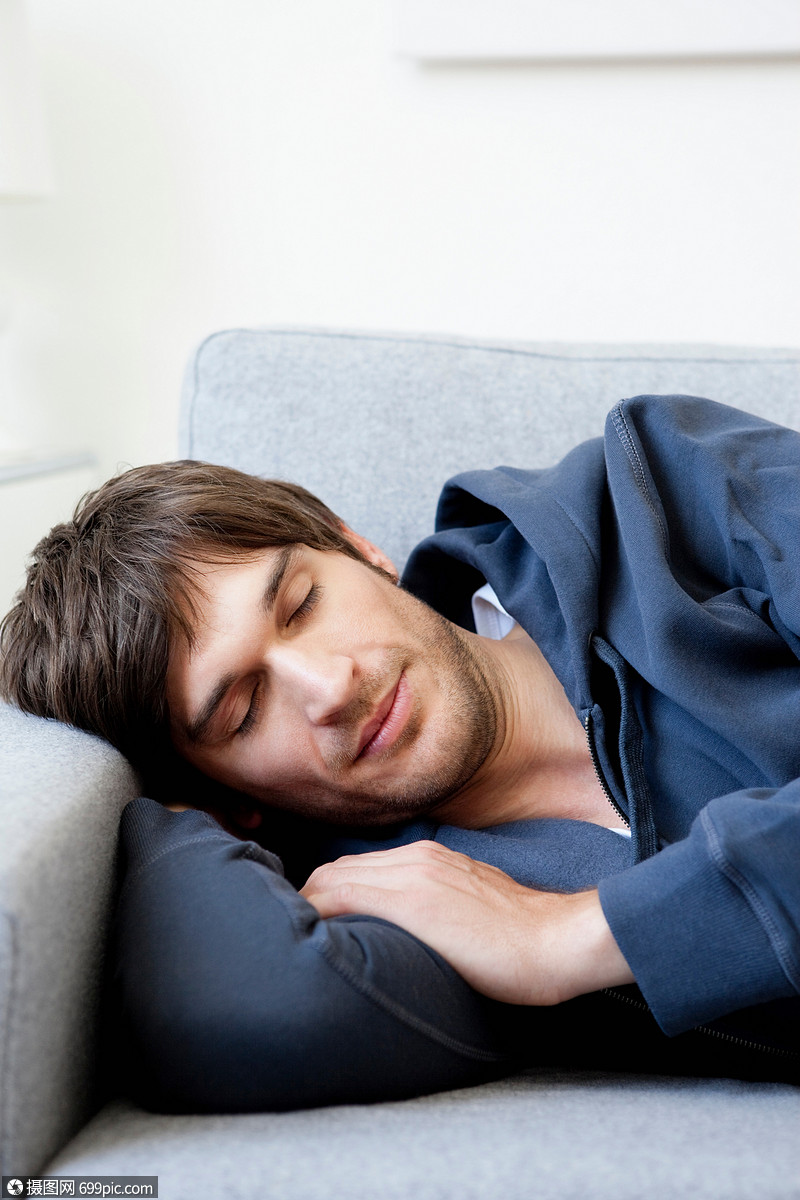 睡在沙发上的男人