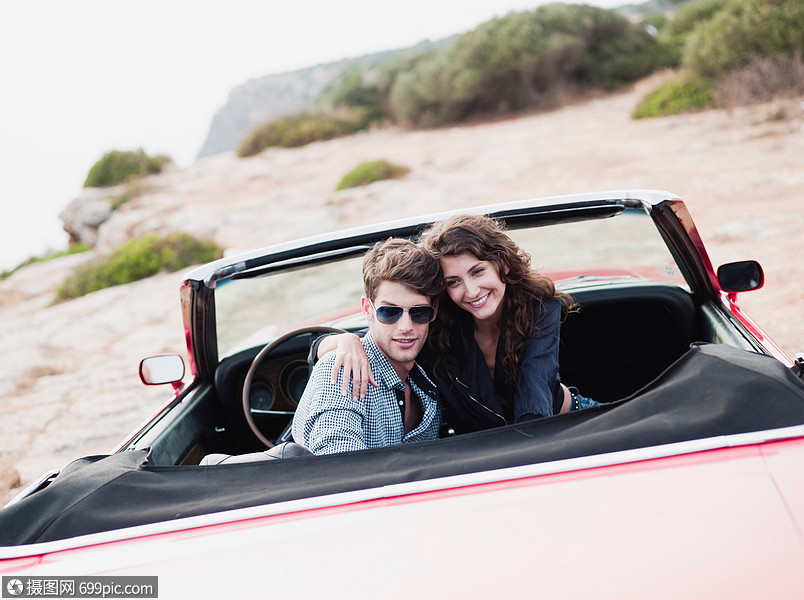 情侣车内前排座椅抱抱