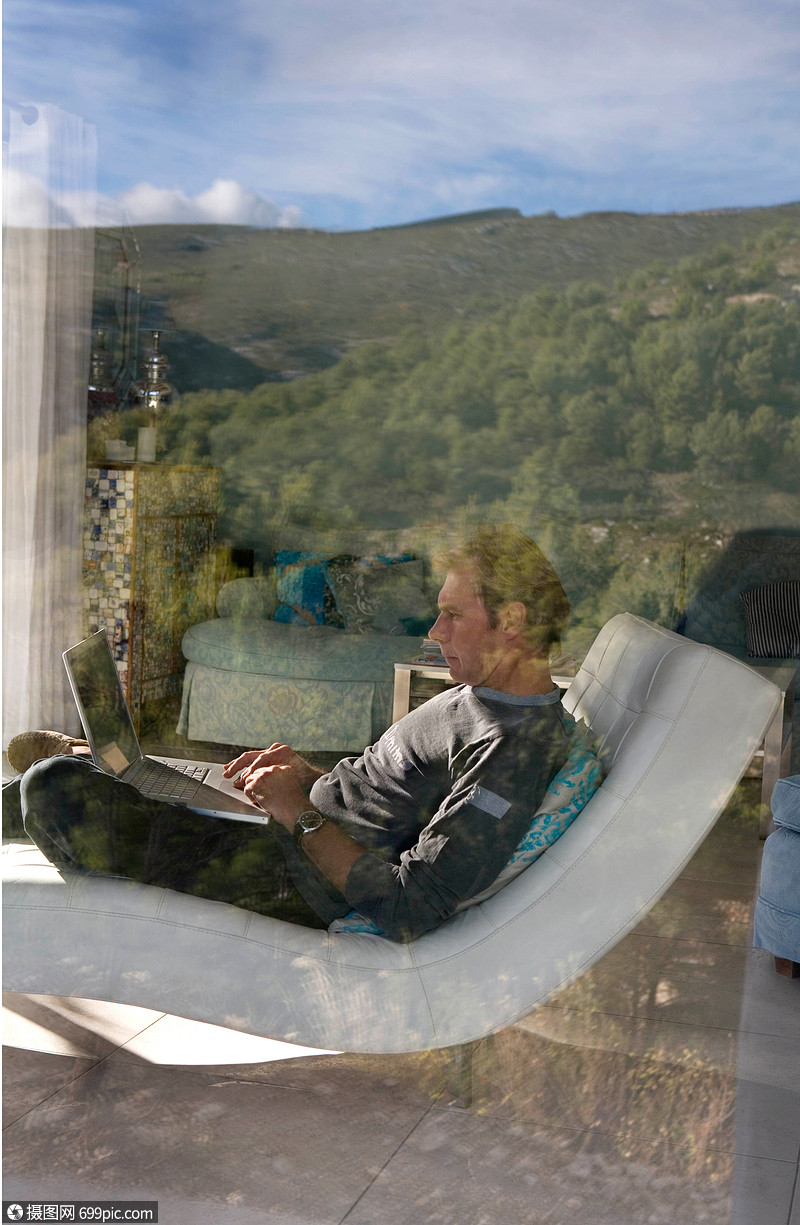 带着笔记本电脑的男人回家休息