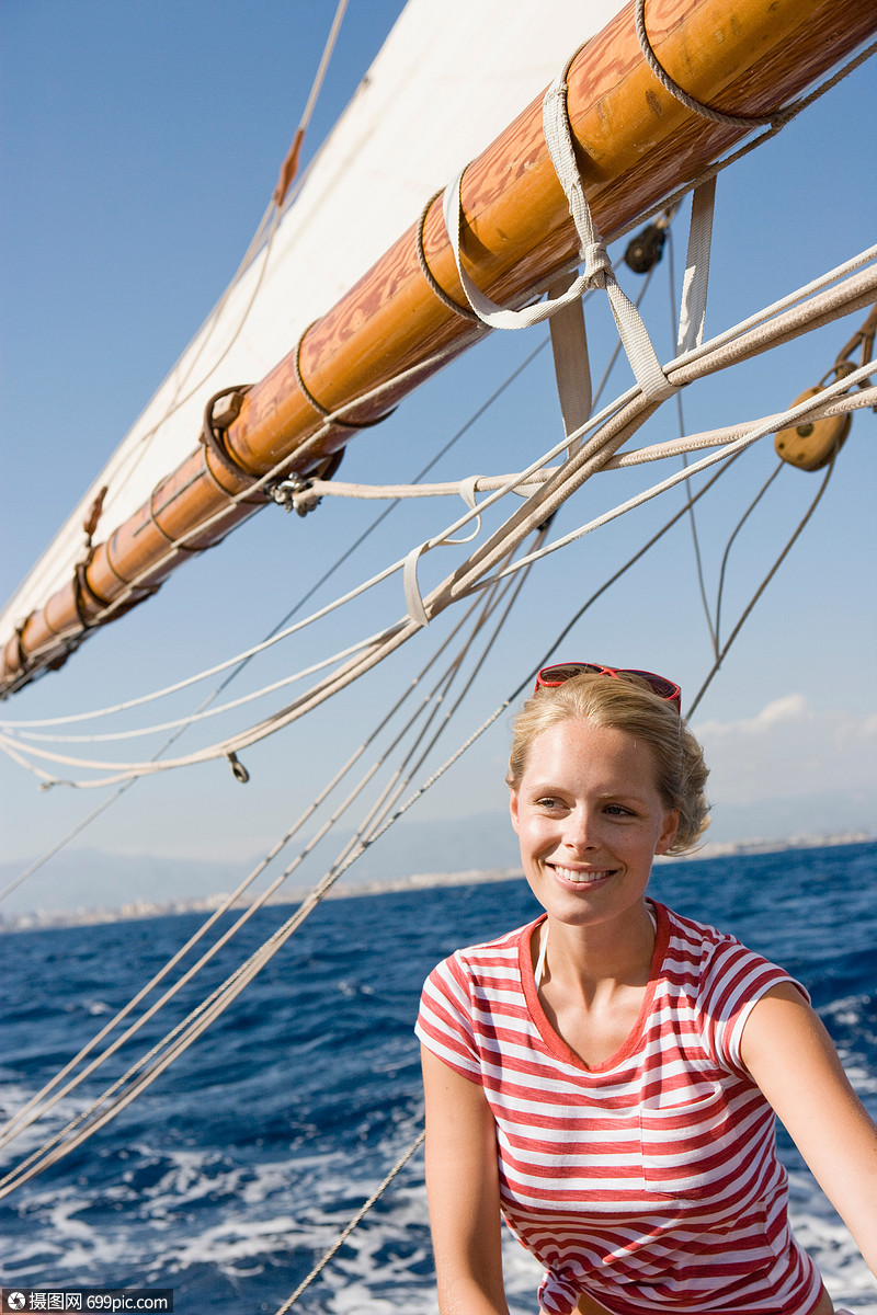 坐在帆船上的女人