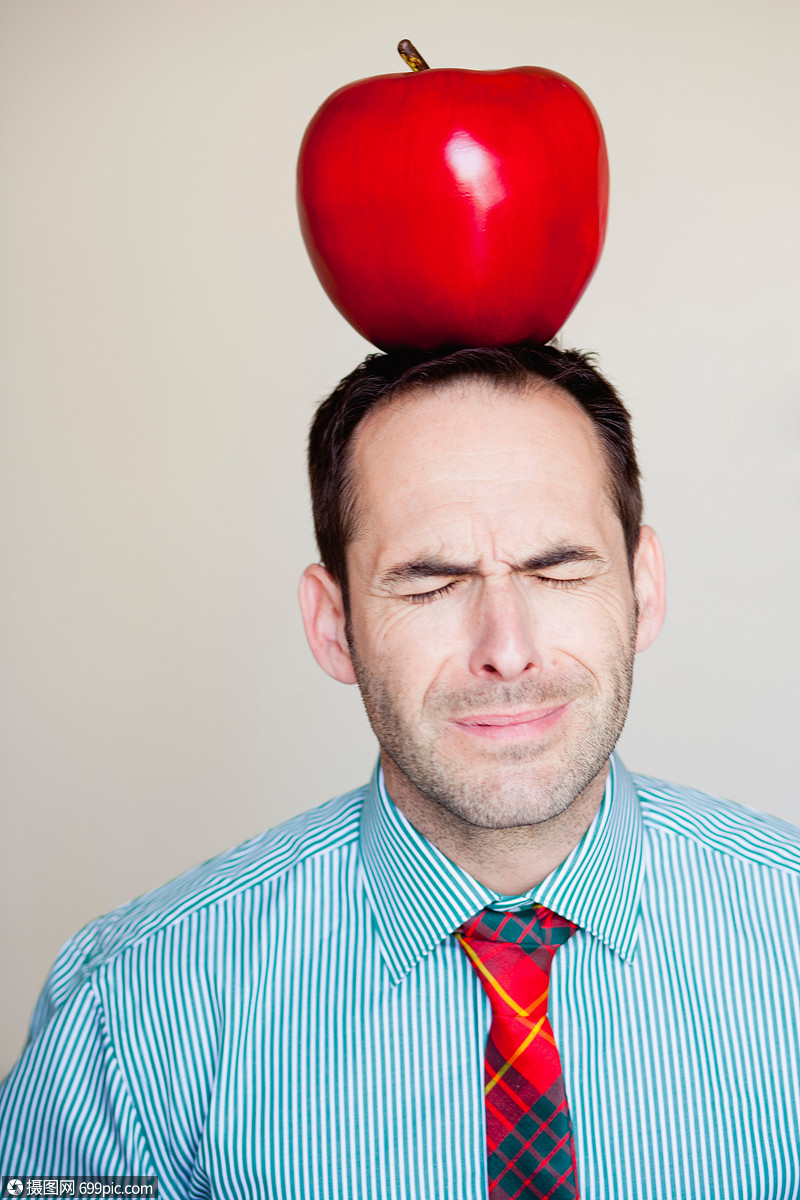 头上有超大苹果的男人