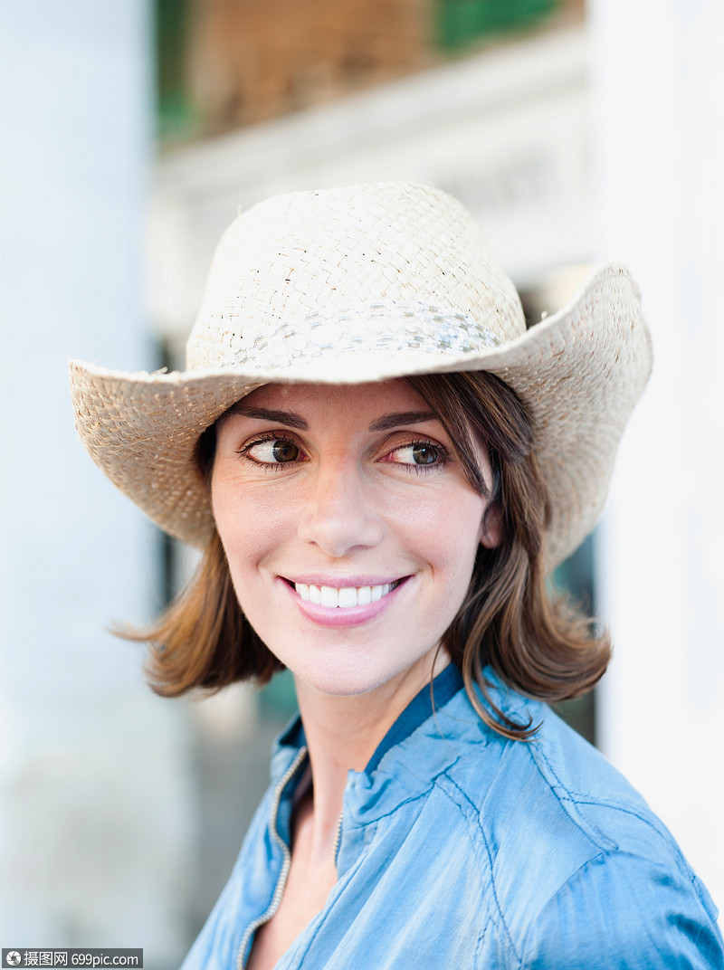 戴帽子的女人微笑着