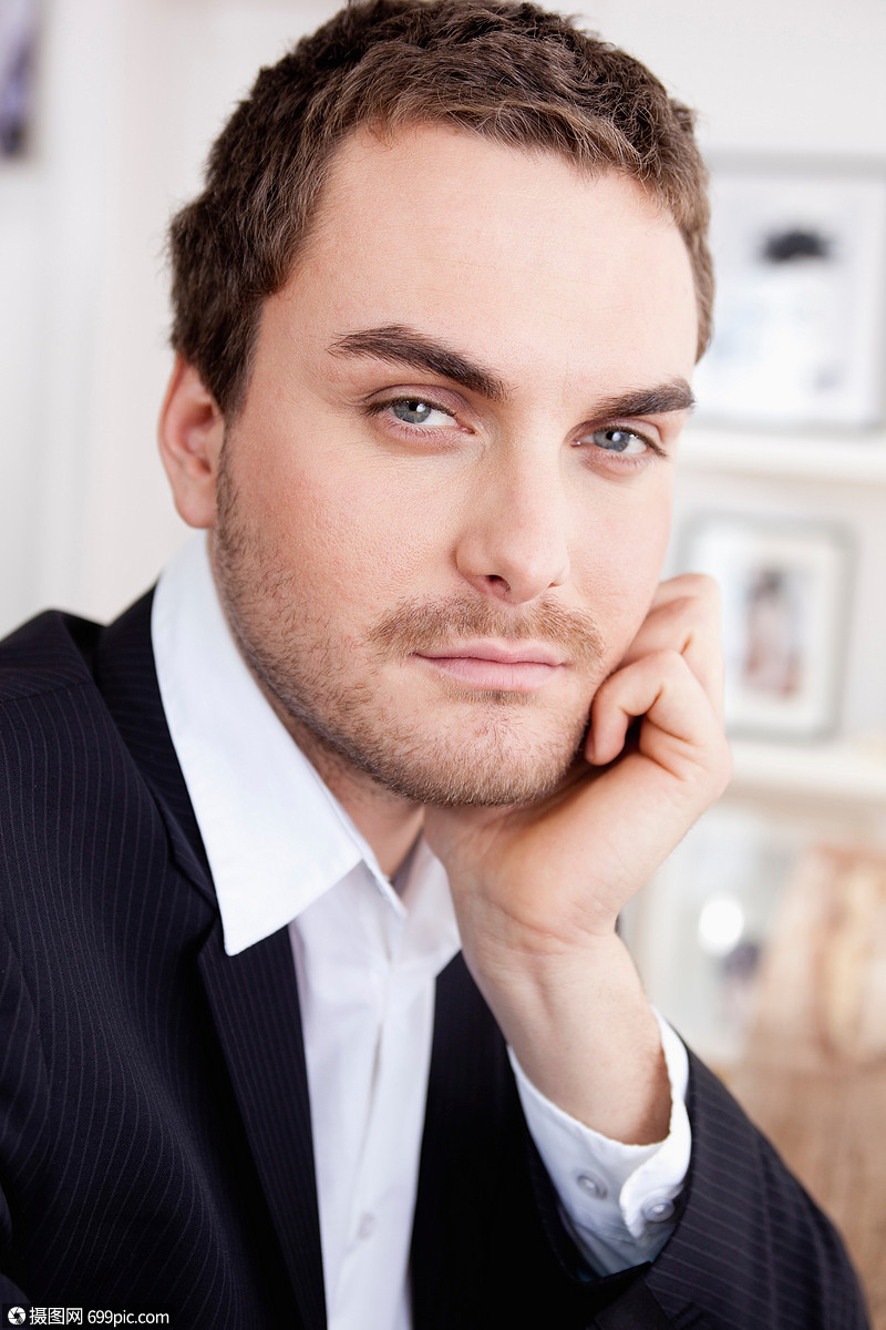 表情严肃的男人手托下巴