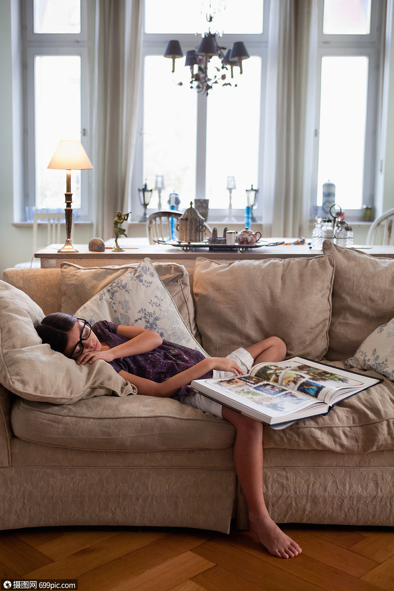 睡在沙发上的女孩一个人睡觉