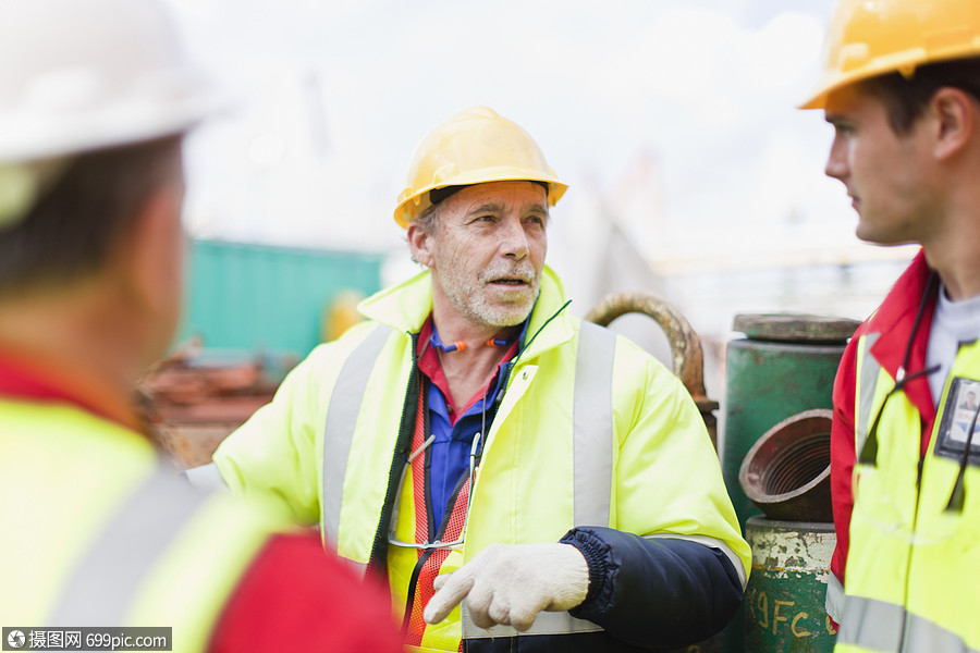 照片 外国人像 工人们在谈论石油钻机.jpg