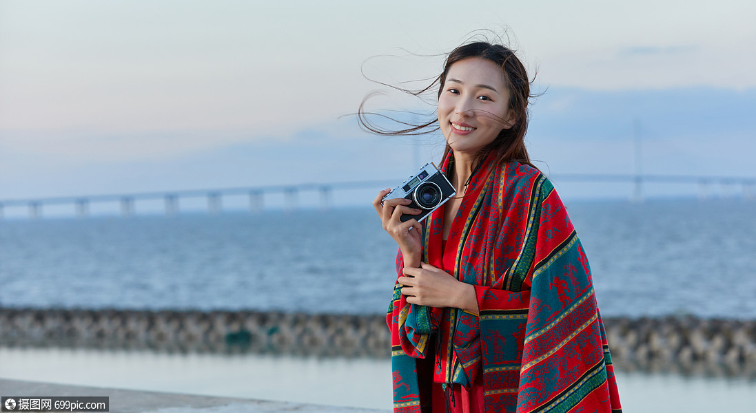 文艺美女海边拍照