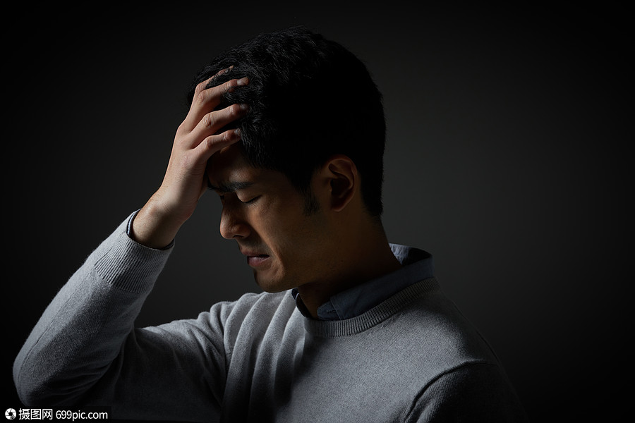 青年男性掩面哭泣压抑灰暗