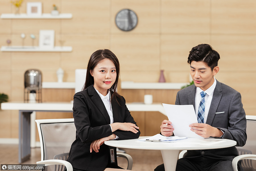 面试官与填表格的求职男性商务办公面谈