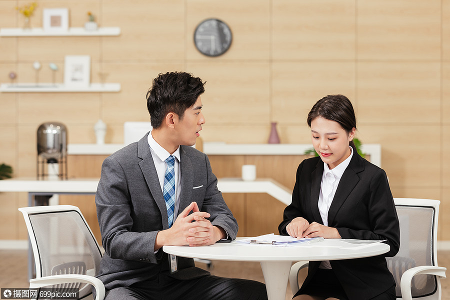 面試官與面試女青年男性面談