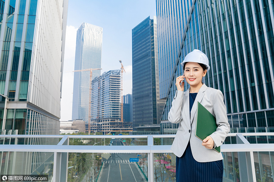 女性建筑工程师美女打电话成熟中国人