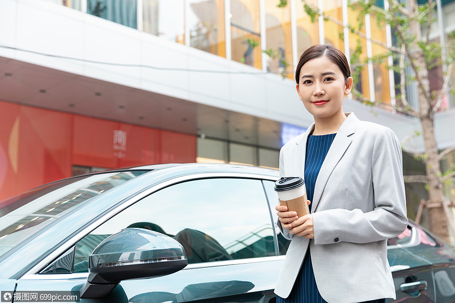 商务女性驾车出行打电话白领人物