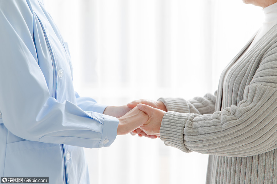 家庭护士和老人握手关心亚洲人