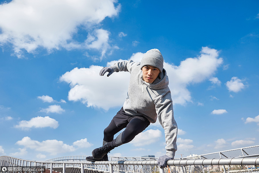 男青年做跑酷动作年轻人物