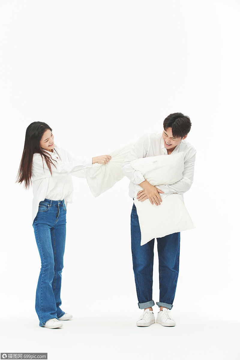 年轻情侣嬉戏打闹情人节亚洲人