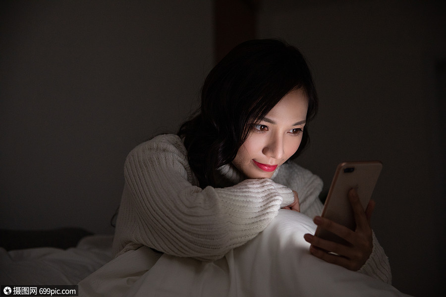 青年女性夜晚熬夜玩手机