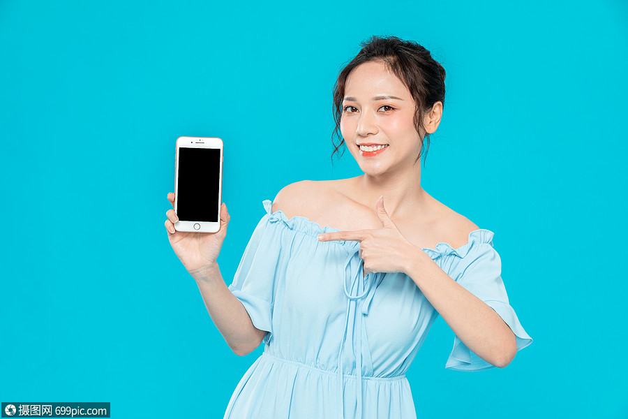 青年美女拿手机展示