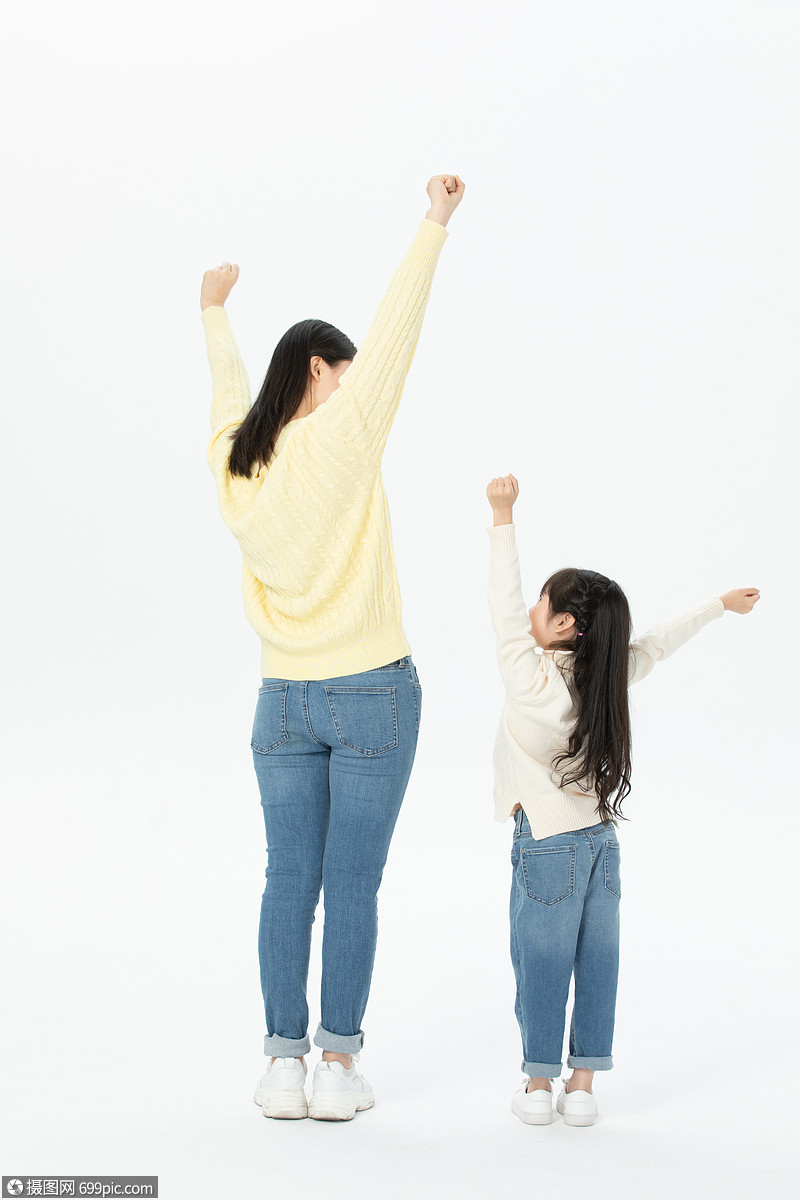 亲密母女举双手背影